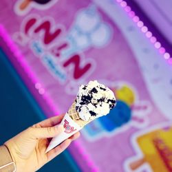 N&N Ice Cream - Cookies and cream cone