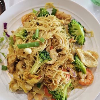 Noodles And Rice - Vermicelli with crunchy veggies, shrimp and chicken. - Noodles Near Me - Kihei, Hawaii Noodles And Rice - Vermicelli with crunchy veggies, shrimp and chicken. - Noodles Near Me - Kihei, Hawaii
