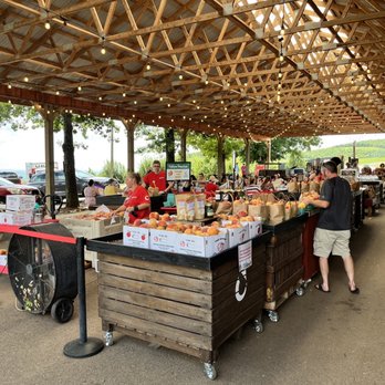 Carter Mountain Orchard - people shopping at a farmers market - Pick Your Own Farms Near Me - Charlottesville, Virginia