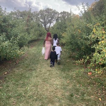 Apple Holler - Family picking apples - American Near Me - Sturtevant, Wisconsin Apple Holler - Family picking apples - American Near Me - Sturtevant, Wisconsin