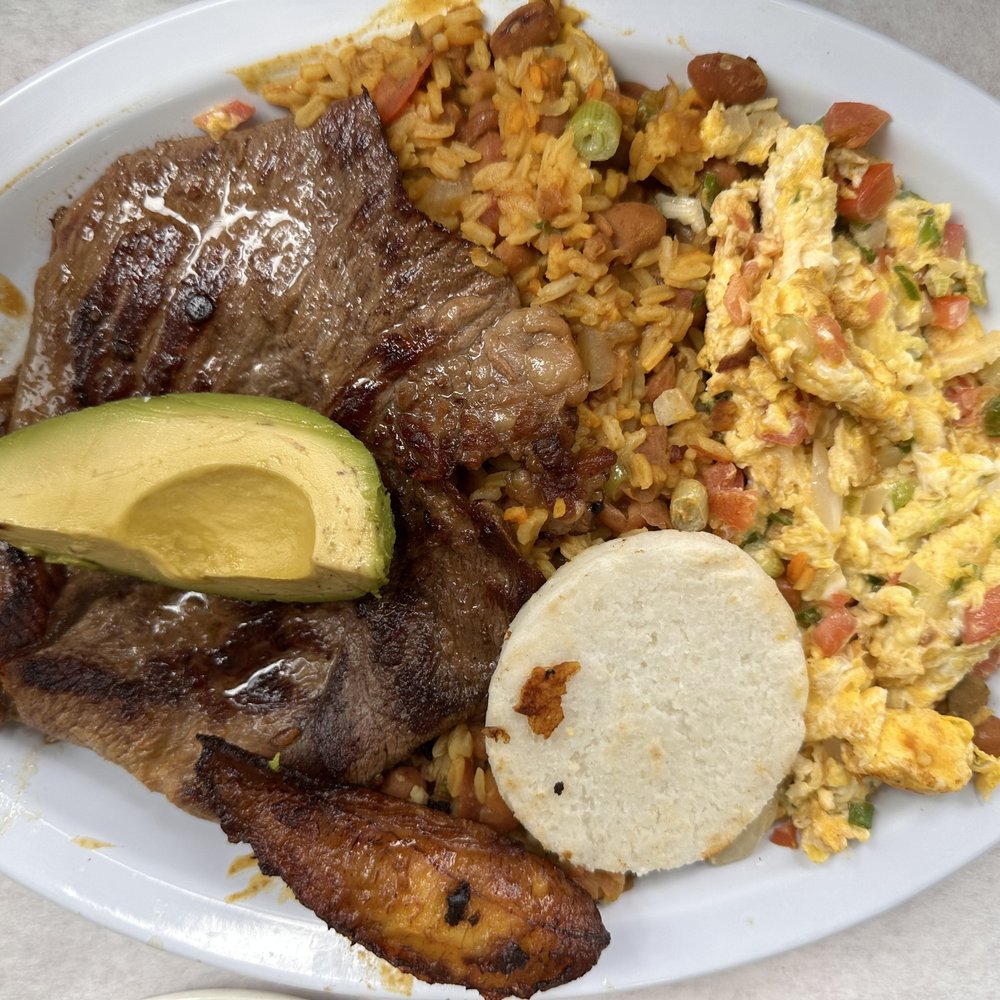 El Gustazo - Calenteado con Carne a la Plancha y Pericos $13 - Colombian Near Me - Flushing, New York