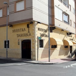 Nuestra Taberna - Restaurante Nuestra Taberna y junto a la segunda puerta su terraza.