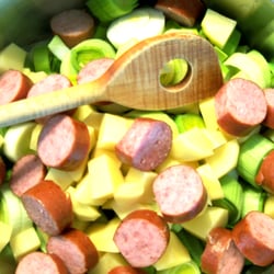 Hofladen Seewadelhof - In der Pfanne: Lauch, Kartoffeln und Würstchen