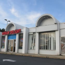 Hunan Delight - Front view showing busted window shades in dining area
