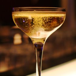 Studiobar - James Bond - Wodka, Würfelzucker mit Angostura getränkt und eiskaltem Champagner - eine besonderes Trinkerlebnis. Danach tanzen gehen ;)
