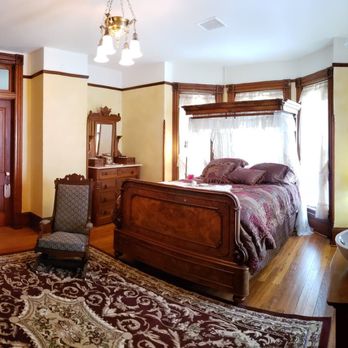 Victorian Lantern Bed & Breakfast - Bed & Breakfast Near Me - Kingman, Kansas Victorian Lantern Bed & Breakfast - Bed & Breakfast Near Me - Kingman, Kansas