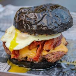 Juanchi's Burger - Sunny en pan negro