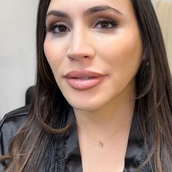 Silk Skin Beaute - Glowy, neutral tone makeup for a maternity photo shoot
