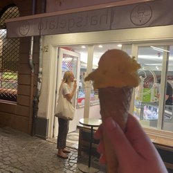 That's Gelato - Mango gelato - mediocre and not the best presentation, and this was after i asked him to fix it