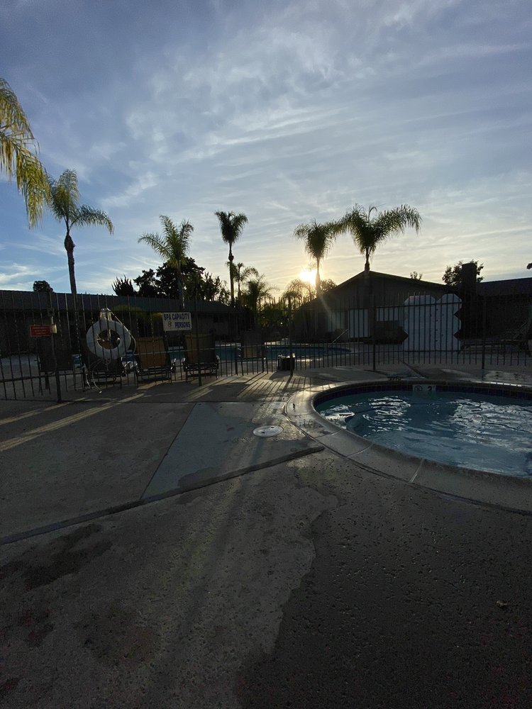 OAK MANOR APARTMENTS 19 Reviews 1575 Oak Dr Ofc, Vista, California Apartments Phone