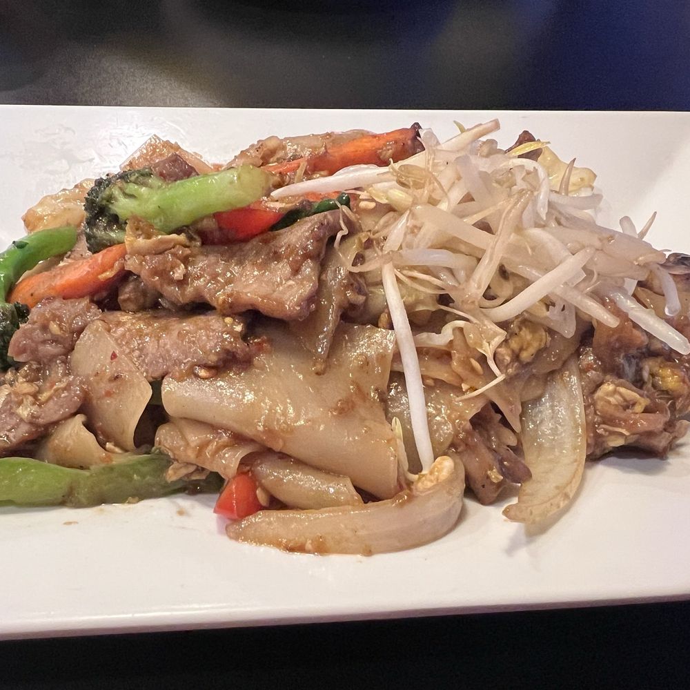 Lan Xang Fort Myers - Drunken Noodles with beef - Thai Near Me - Fort Myers, Florida Lan Xang Fort Myers - Drunken Noodles with beef - Thai Near Me - Fort Myers, Florida