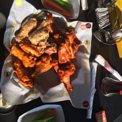 Buffalo Wild Wings - Alitas con cuatro tipos de salsa