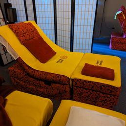 This neat chair reclines fully and had a little face hole so I could get a back massage! This neat chair reclines fully and had a little face hole so I could get a back massage!