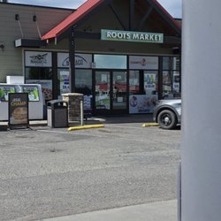 Leathers Shell Truck Stop - Outside the tiny shell station