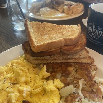 Lamplighter Cafe and Lounge - American Near Me - Oakland, Oregon