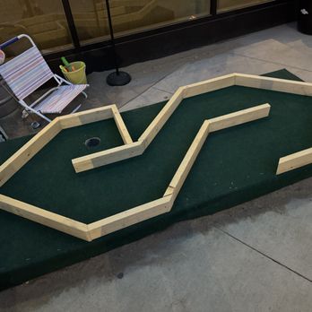 Shore Line Brewing - Cool S mini golf~ - Brewpubs Near Me - Kelowna, British Columbia