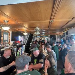 Tir Na Nog - The regular crowd shuffles in