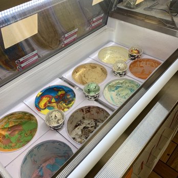 Dini's Ice Cream Shoppe - Yummy ice cream - Ice Cream & Frozen Yogurt Near Me - Roselle, Illinois