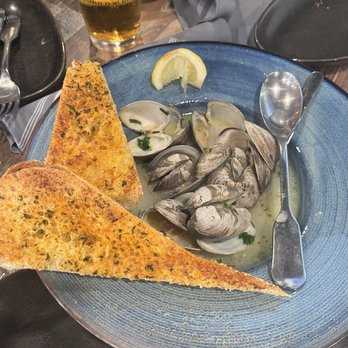 Copper Dog - Clams in broth w Garlic bread - Pizza Near Me - Wildwood, New Jersey