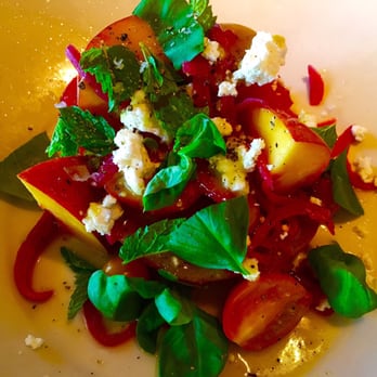 R+D Kitchen - Amazing heirloom tomato and peaches salad - New American Near Me - Yountville, California