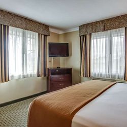 Howard Johnson Hotel & Suites by Wyndham Reseda - Guest room