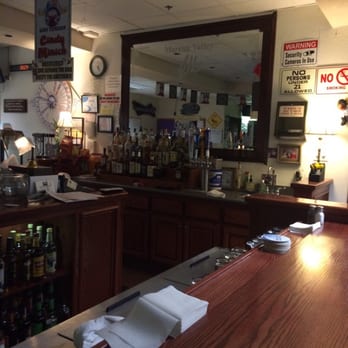 Moreno Valley Elks Lodge - Nicely stocked bar and Cindy pouring tonight, very friendly and welcoming as well. Great place to socialize with a drink. - Community Service/Non-Profit Near Me - Moreno Valley, California