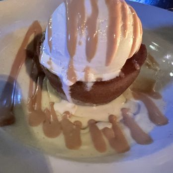 1933 Lounge - Brown butter cake with bourbon caramel sauce and a vanilla bean ice cream - Lounges Near Me - Indianapolis, Indiana