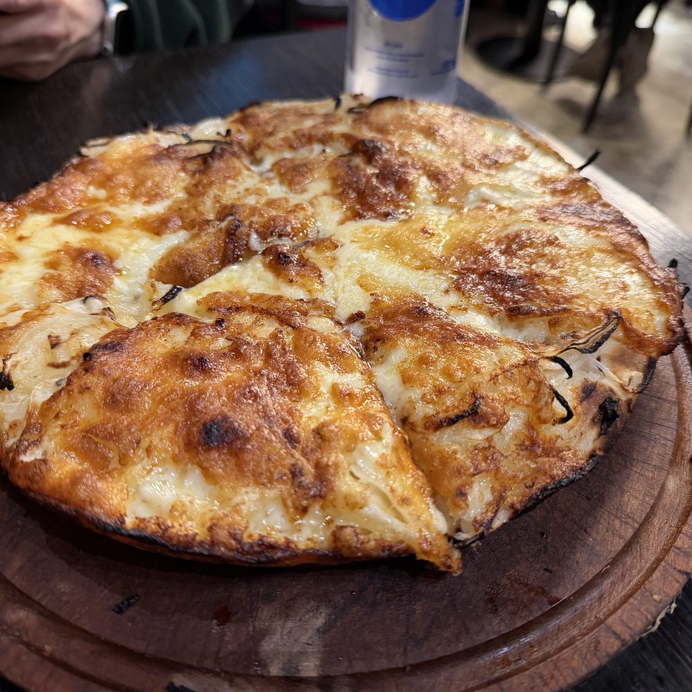 Fugazza con Muzzarella Fugazza con Muzzarella