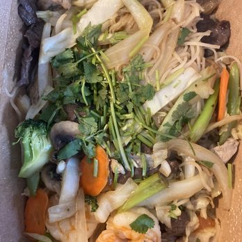 Mo Pho Mi - Noodles with steak, chicken and shrimp - Vietnamese Near Me - Costa Mesa, California Mo Pho Mi - Noodles with steak, chicken and shrimp - Vietnamese Near Me - Costa Mesa, California