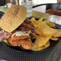 LOVit - Fried chicken sandwich with homemade potato chips