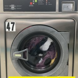 City Coin Laundry - This is 6 minutes after the washer started. Not much water or suds :(
