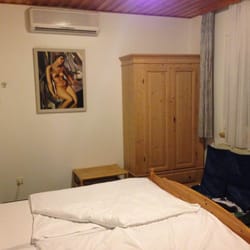 Haus Monika - Schlafbereich mit Kleiderschrank