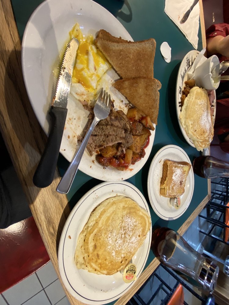 BREEZY CORNERS FAMILY RESTAURANT Updated August 2024 33 Photos & 29