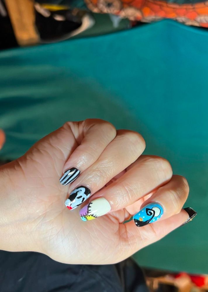 Glamorous Nails Logo
