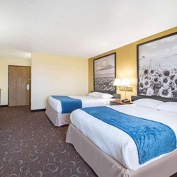 Super 8 by Wyndham Bottineau - Guest room