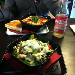 Vegangster - Eine leckere tomatensuppe ( für mich etwas zu "mächtig" und sättigend,da sie sehr dickflüssig war) und einen salat :)