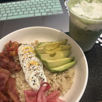 Rise Cafe - Kamalu bowl and matcha latte with keto syrup and vanilla cold foam - Coffee & Tea Near Me - Honolulu, Hawaii