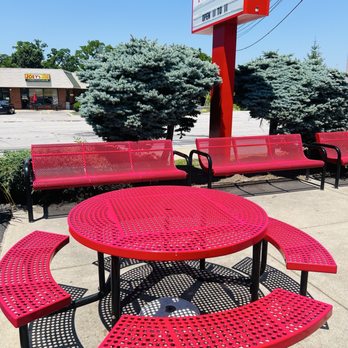 Jerry's Dari Pride - Outdoor seating - Ice Cream & Frozen Yogurt Near Me - Wickliffe, Ohio