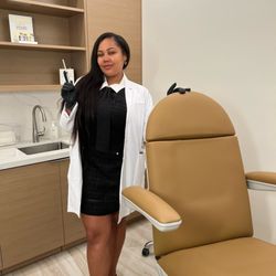 Dr. Zoë Indigo | Dermatology: Skin. Hair. Nails. - Dr. Zoë is an expert as cosmetic treating ranging from injectables like Botox and filler, to acne scar treatments using microneedling.