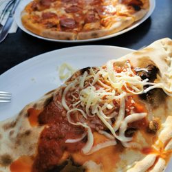 Belanti - vorn Calzone, hinten Pizza Belanti