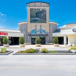 Fashion Outlets of Niagara Falls USA - Main entrance to Fashion Outlets of Niagara Falls USA between Aéropostale and Coach Factory.