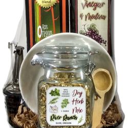 River Ranch Oregon Olive Oil - River Ranch Gift Tin,
1 - 250 mL River Ranch EVOO, 1 250 mL Balsamic Vinegar, 1 oz Herb Mix, small wooden spoon, 2 pour spouts