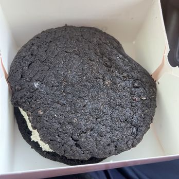 Crumbl - Amherst - Oreo sandwich - Bakeries Near Me - Lorain, Ohio