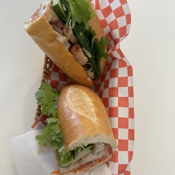 Le’s Banh Mi - Crispy Lechon Roasted Pork Sandwich - Cafes Near Me - Honolulu, Hawaii