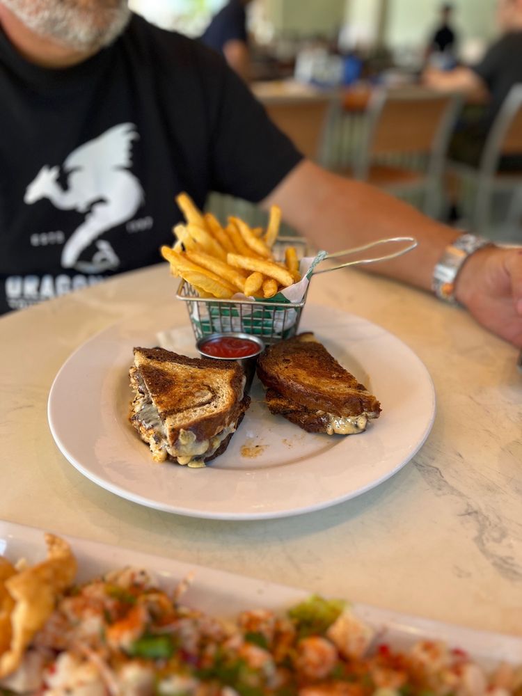 Frigate's Waterfront Bar and Grill