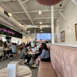 Beignets & Brew - Beignets & Brew - café interior