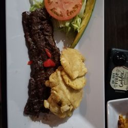 Charlie's Burger - Churrasco con tostones de pana