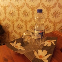 Pension Vogtländer - Wasser im Doppelzimmer 1.Etage...nett gemeint aber ob es im Preis 60€ inbegriffen ist oder was kostet stand nicht da.