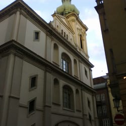 U Salvátora u Pařížské - Krásná fasáda kostela pohladí architektonický vkus.