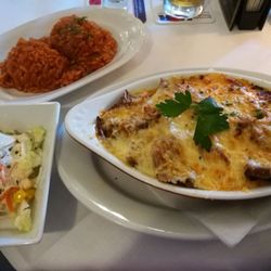 Restaurant Odysseus - Nr. 84 - - Gyros in Metaxasoße mit Käse überbacken, dazu roter Reis und Salat.